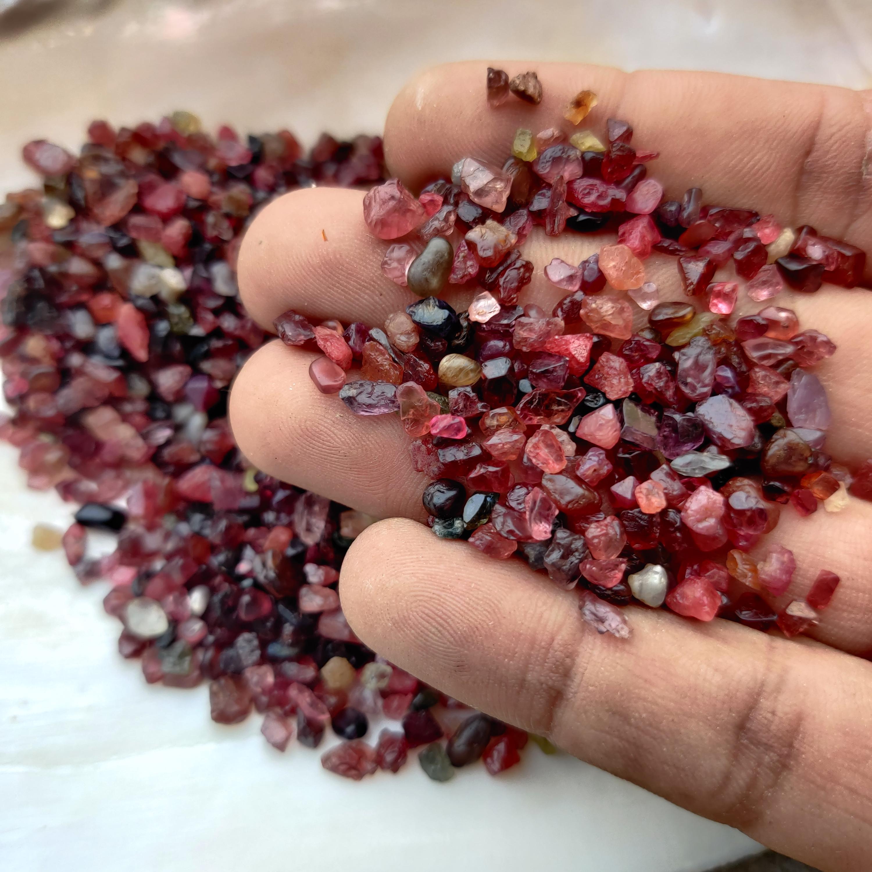 

Свободная многоцветная партия грубых драгоценных камней крошечного размера, партия грубых драгоценных камней с целебной шпинелью.