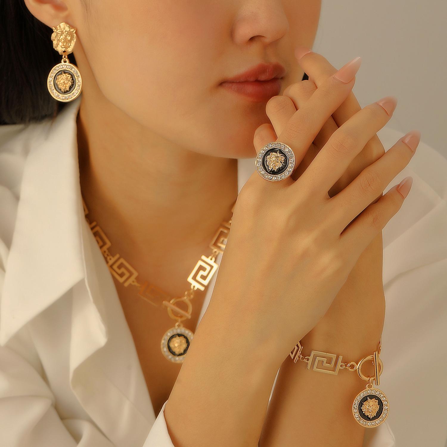 

Винтажный придворный стиль, набор украшений с головой льва: Ожерелье, Серьги, Браслет и Кольцо с бриллиантовыми акцентами