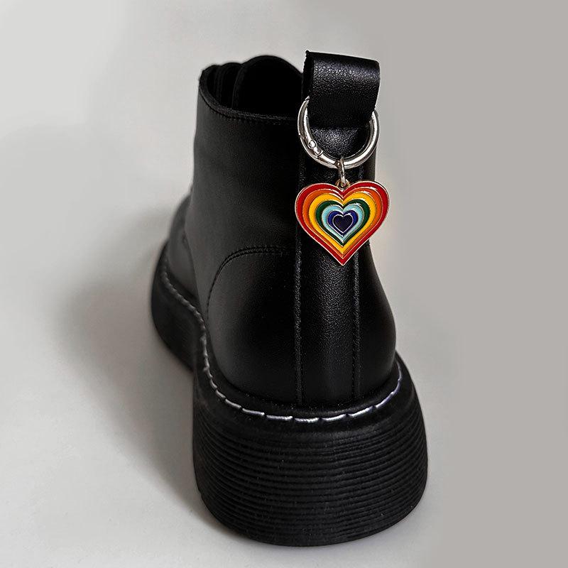 Kolorowy wisiorek w kształcie serca Botki Martina z tęczowym obcasem z efektem kapiącego oleju i klamrą