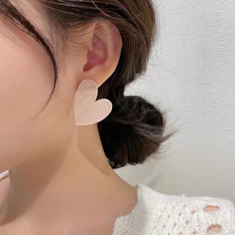 

Корейские зеленые серьги-гвоздики в форме сердца с флокированным покрытием - Игла из серебра S925, Серьги-гвоздики в форме сердца для женщин, Осенне-зимний стиль. бежевый