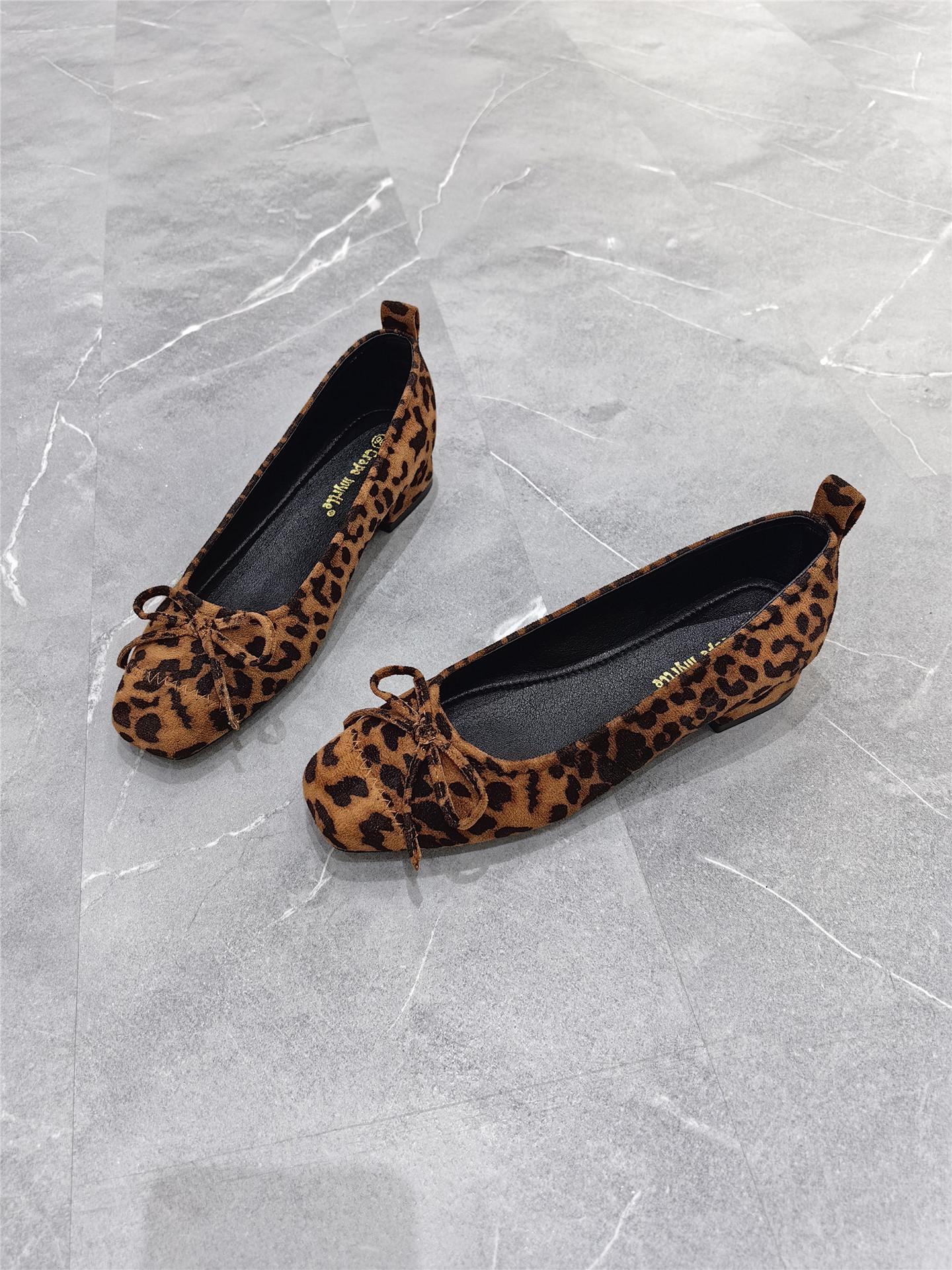

Женские туфли-лодочки с леопардовым принтом, на толстом каблуке, новинка осени 2025 года, с бантом, на мягкой подошве, балетки, с плоским квадратным носком, туфли Мэри Джейн 40 леопардовый