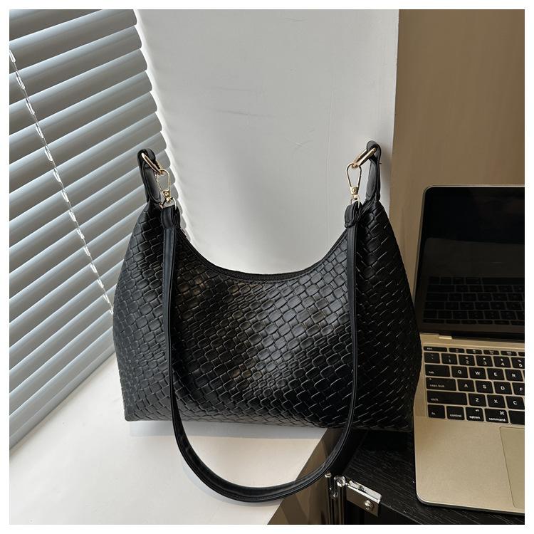 Retro Popular Fashion Woven Pattern Commuter Dumpling Bag 2025 New Portable Large Capacity Simple Niche Armpit Bag