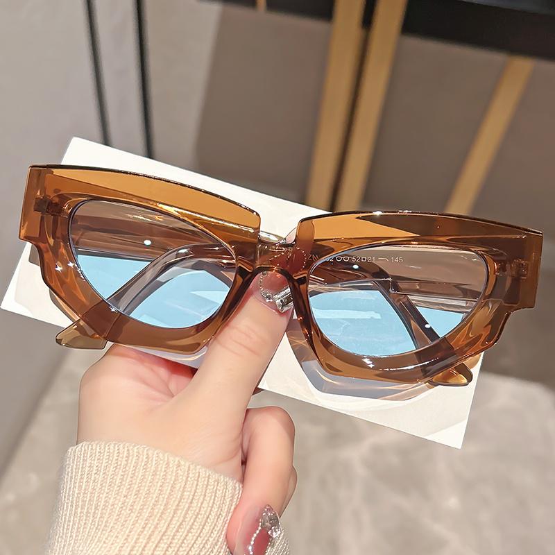 Mote Katteøye Solbriller med Uregelmessig Tykk Innfatning, Perfekt for Utendørs Gatefotografering, Vanlige Dekorative Briller