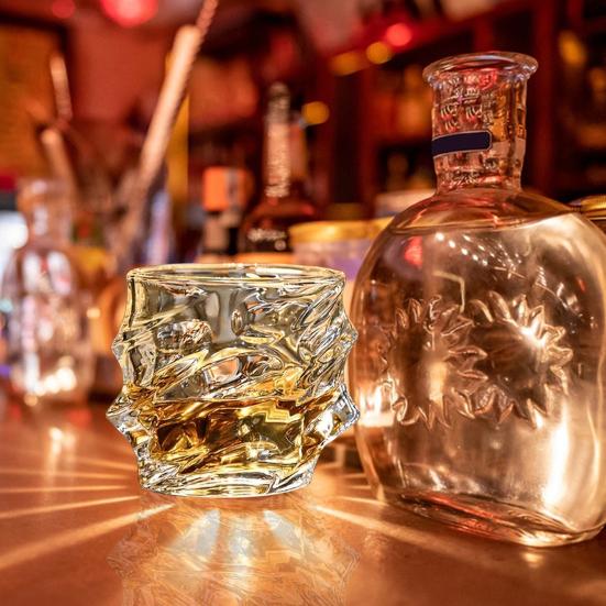 1/2/4 ks Skleněné sklenice na whisky Těžká, tlustá spodní tyč Sklenice na bourbon Umělé křišťálové sklenice na whisky Twisted Glass Sklenice Poker Night Drinkware