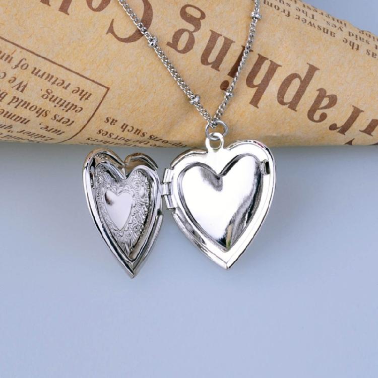 Metal Necklace with Heart Shaped Locket Pendant Adjustable Neckchain Ornament