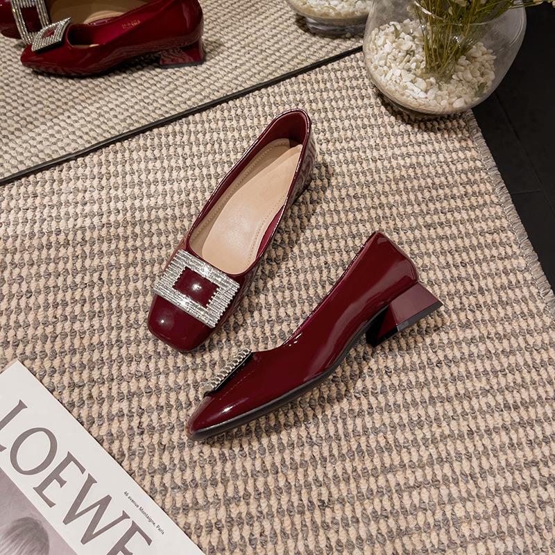 

Французские туфли на высоком толстом каблуке 2025 новые лакированные весенне-осенние женские туфли со стразами, квадратной пряжкой, бордовые, с квадратным носком, на низком каблуке, одинарные туфли 35 бордовый