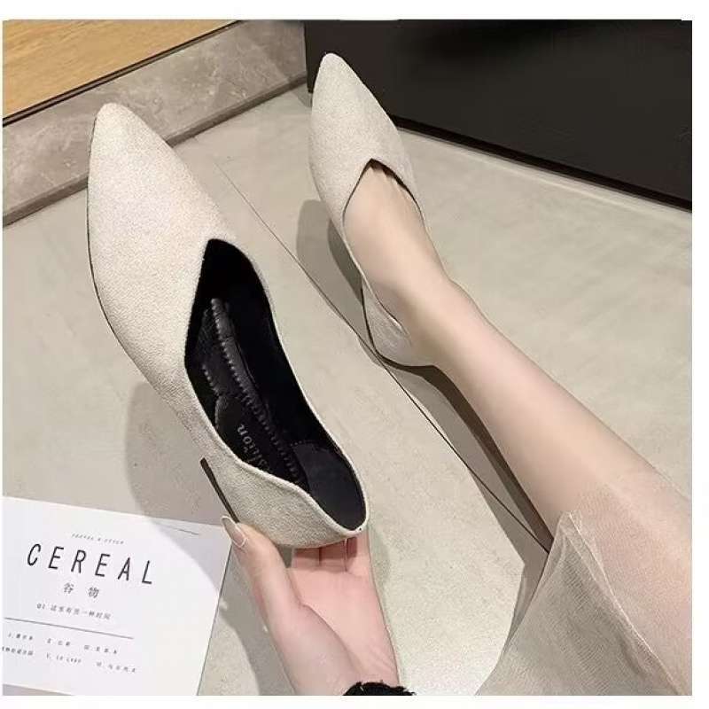 Early Spring New Black Versatile and Thin Pointed Head Light Mouth Retro Matte Flats Large Size V Single Shoes Women's Autumn Shoes
