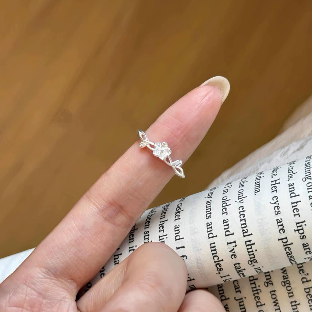 Anel Pequeno de Flor Elegante Ajustável para Mulheres - Estilo Ins, Design de Nicho, Acessório de Dedo Indicador Versátil na Moda