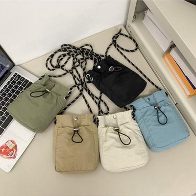 Mini nylonová taška přes rameno pro muže ženy šik crossbody kbelíková taška ležérní malá kabelka stahovací šňůrka přezka peněženka pouzdro na telefon