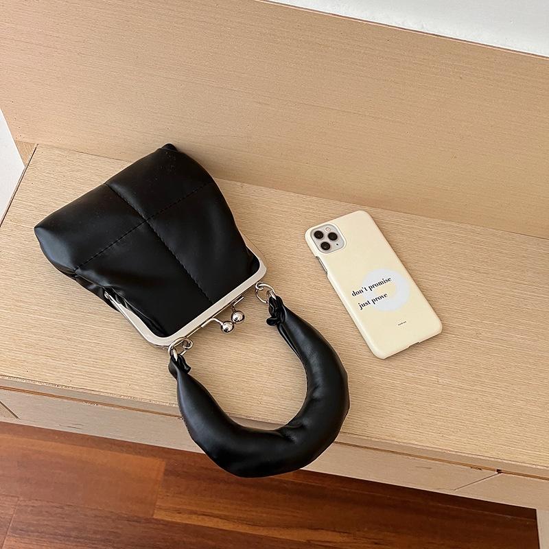 IELGY women s niche design clip casual chain diagonal bag