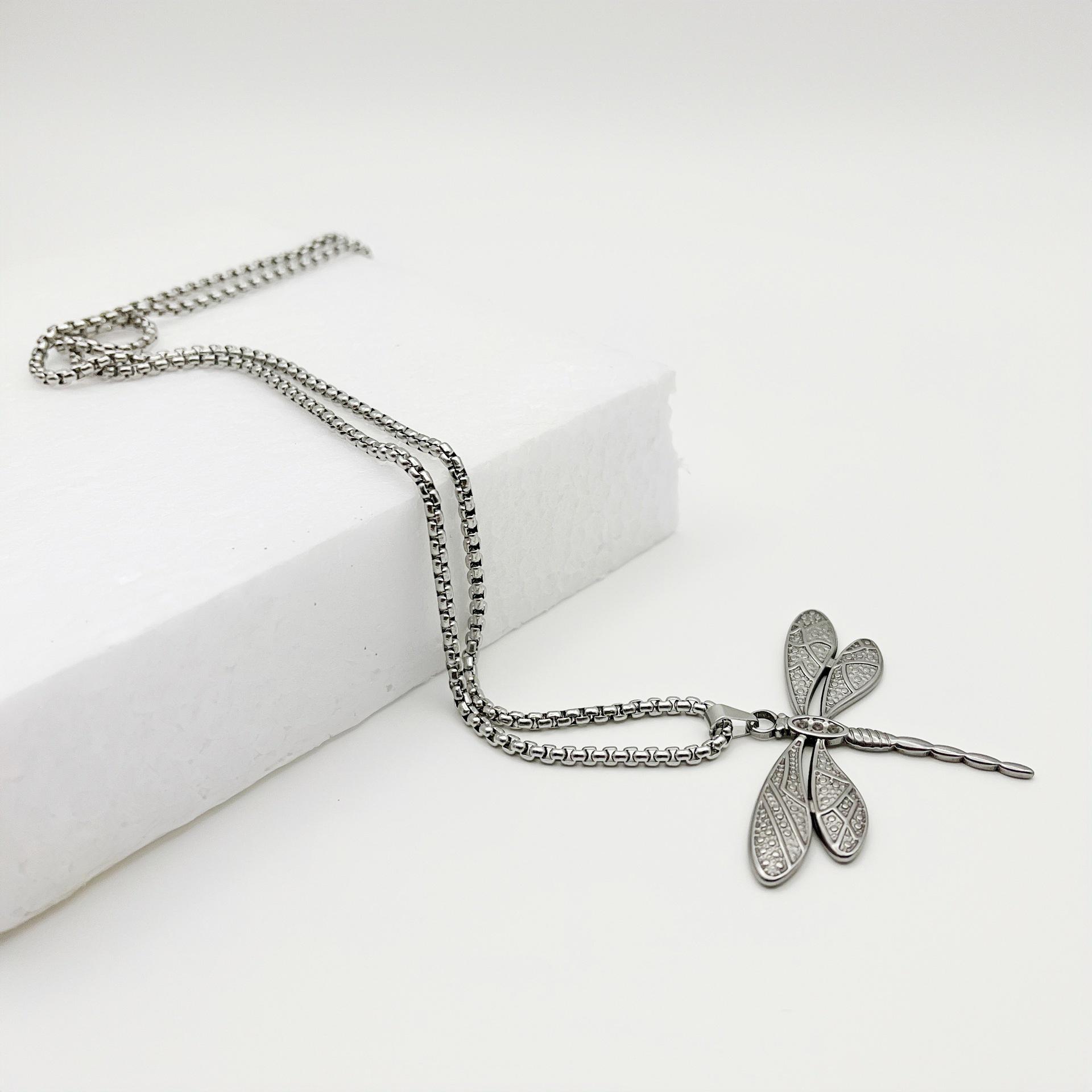 

Versatile European & American Dragonfly Pendant Necklace - Minimalist, Creative Design for Men & Women