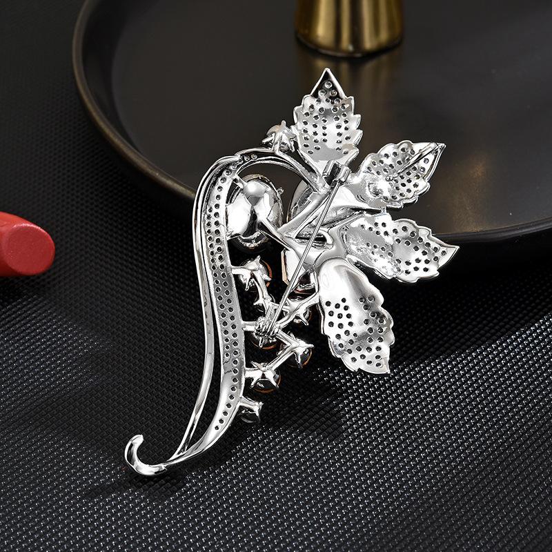 New Fashion Design Luxury And Elegant Blue Flower Brooch Light Luxury And Versatile  Women  Accessories