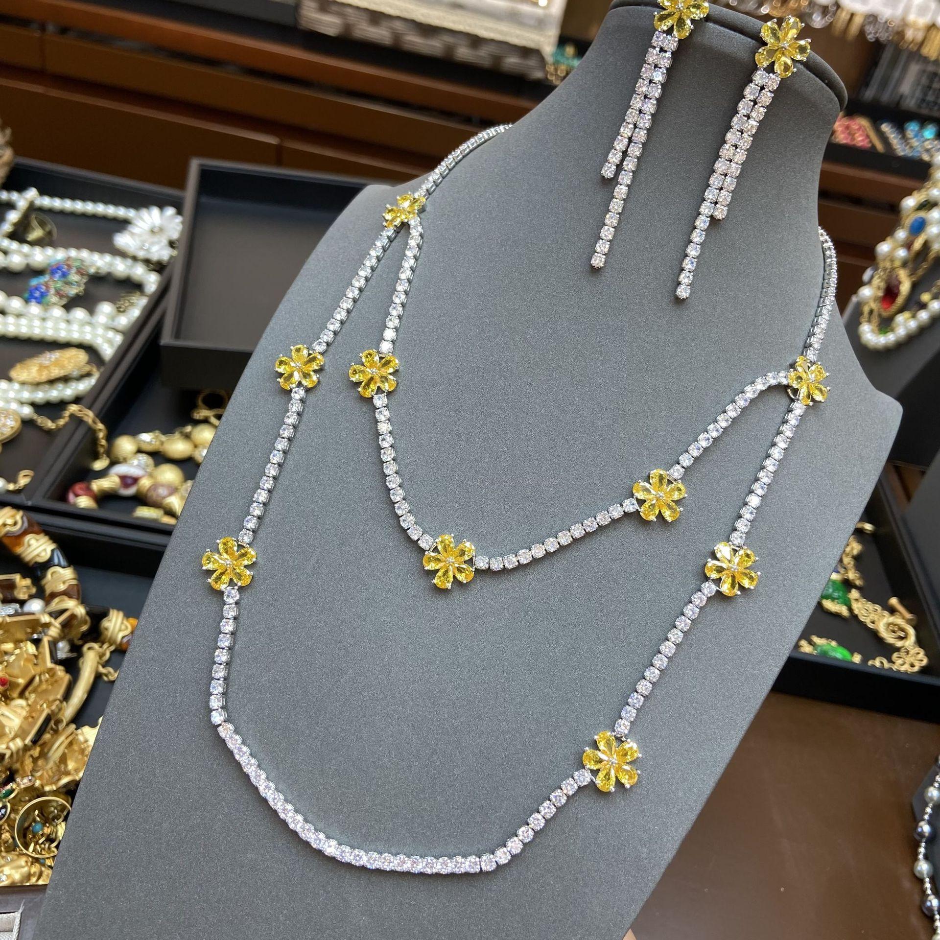 

Аксессуары Многослойное желтое маленькое цветочное ожерелье с цирконием Серьги Женский комплект украшений Цветочное маленькое свежее ожерелье с подвеской