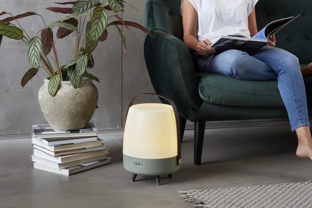 Kooduu – Lite-up Play 2.0 LED-Lampe mit integriertem Bluetooth-Lautsprecher (Sound von JBL), Olive, Kooduu