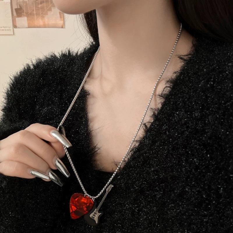 Hip-Hopowy Wisiorek z Kostką Gitarową Naszyjnik Punkowy Tytanowa Stalowa Łańcuszek Gitarowy Choker Modny Vintage Łańcuszek do Swetra Gitara Elektryczna Chłopcy