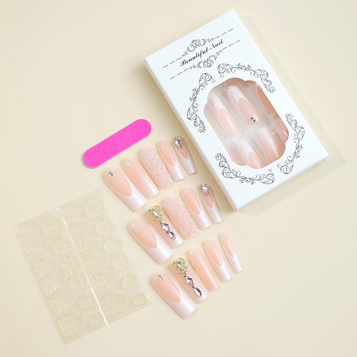 

Очень длинные французские кончики для ногтей с бриллиантовым дизайном в форме сердца