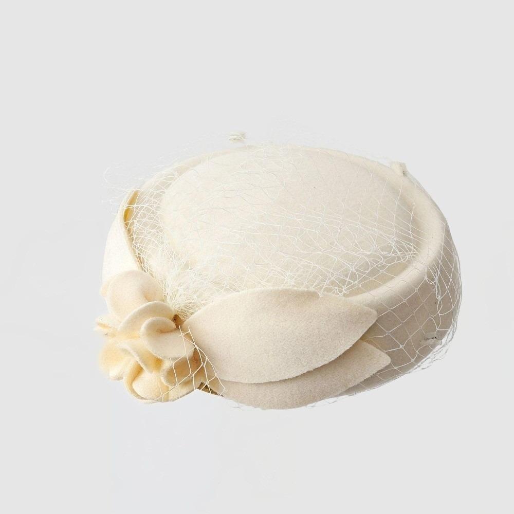 

Elegant Mesh Mesh Flower Beret Retro British Vintage Cap New Sheepskin Mini Hat Lady Wear білий