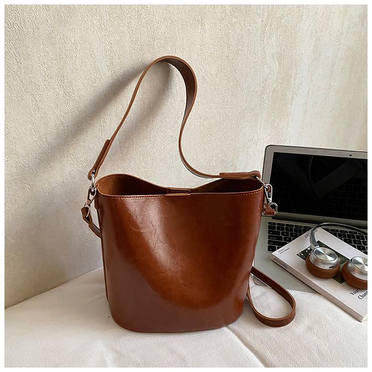 

Large capacity bag women s winter new bucket bag popular retro simple shoulder messenger bag темно-рудий