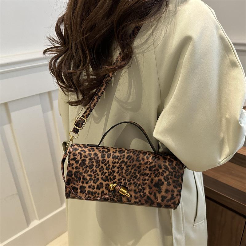 High-end Foreign Style Leopard Print Underarm Bag Women's 2025 New Fashion European and American Retro Commuting Oblique Span Small Square Bag