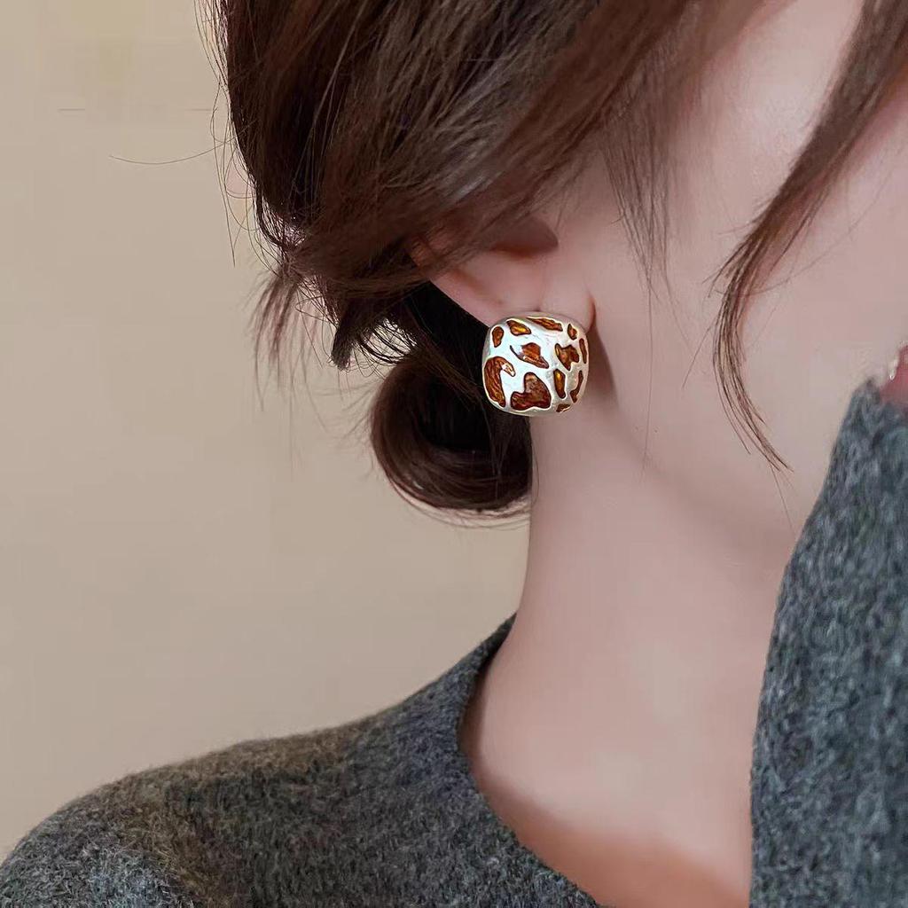 Modern Retro Gold Square Stud Earrings: Unique, Feminine Design