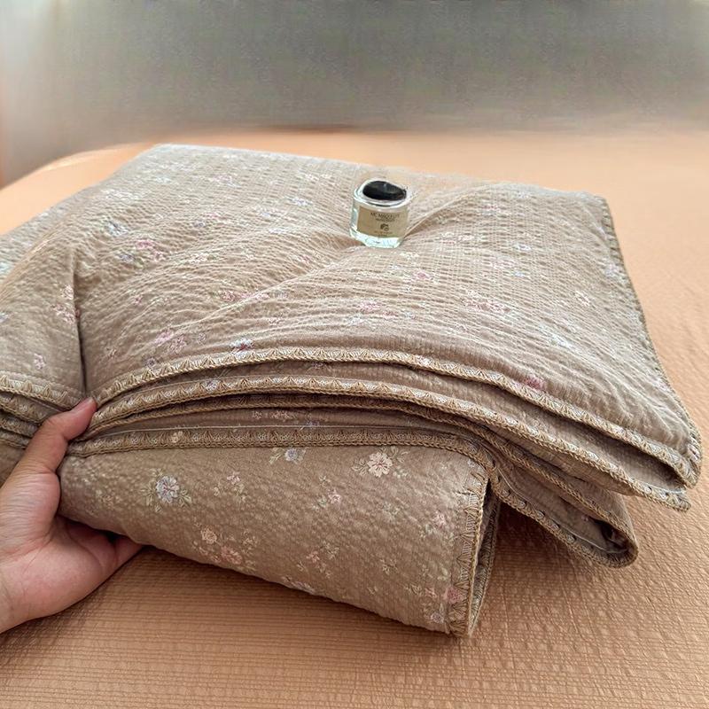 

Brangdy Luxury Shell-Embroidered Machine Washable Quilt for AC Rooms