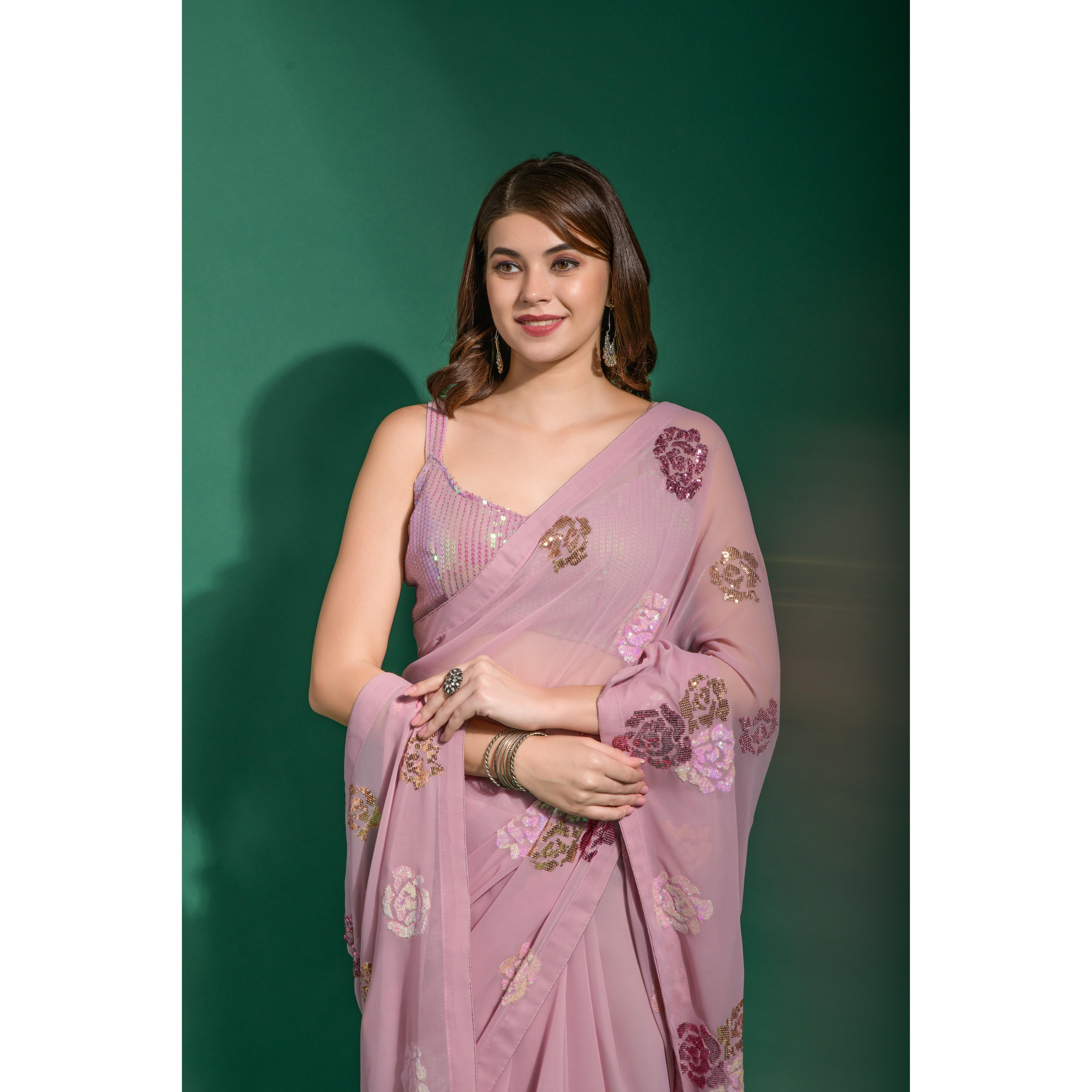 

Светло-розовое тяжелое сари из жоржета Sequence Flower Saree