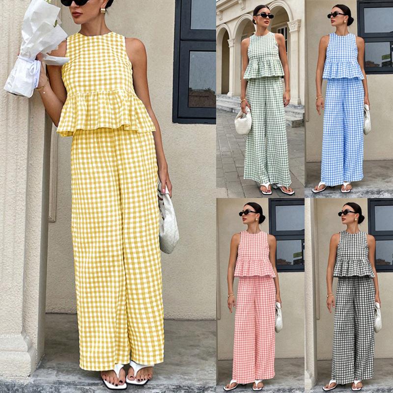 Completo da donna con crop top senza maniche a quadretti Vichy e pantaloni a gamba larga
