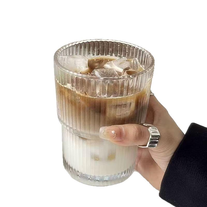 Tragbare vertikale Streifen Glas Kaffeetasse mit Deckel - Stilvolles Sommer-Trinkgeschirr