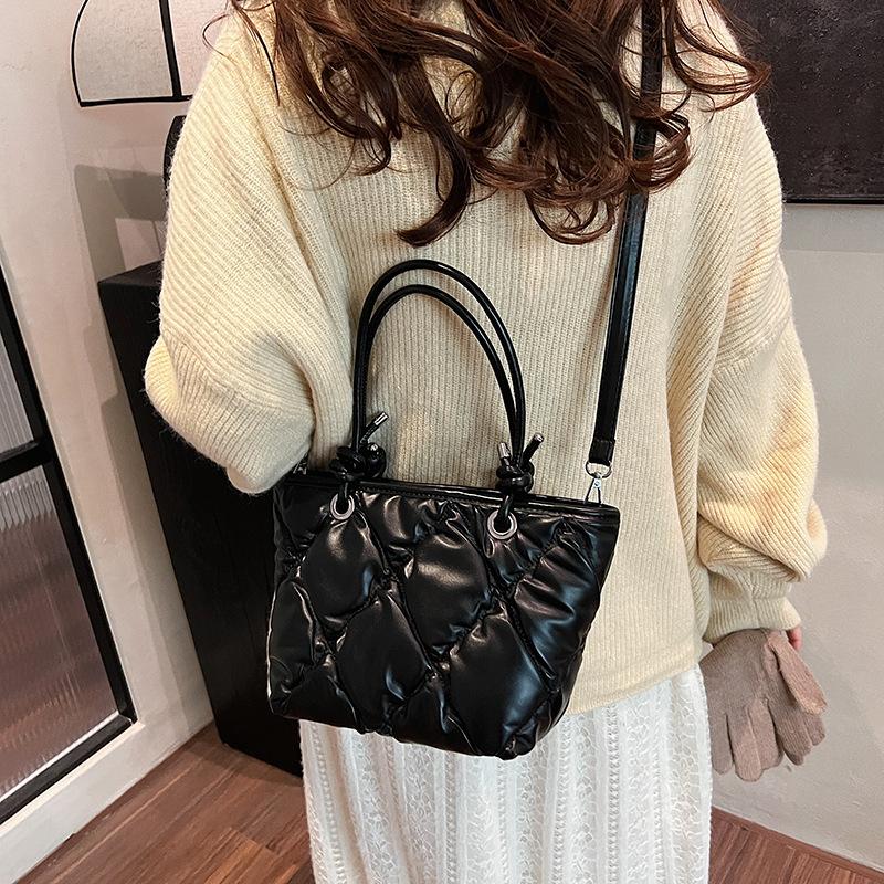 Fashion versatile tote bag women's winter new large-capacity underarm bag 2025 niche commuter shoulder bag