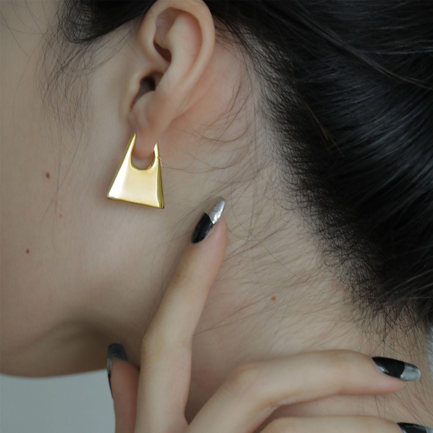 

Трапециевидные серьги с простым геометрическим рисунком