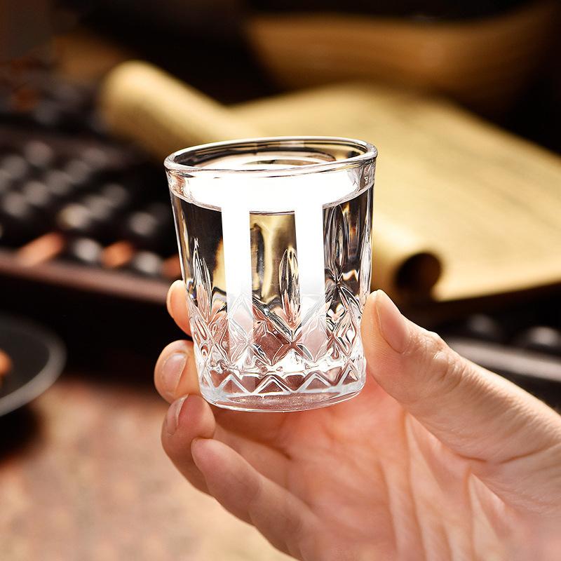 12 szt./8 szt./6 szt./4 szt./2 szt. Tłoczone szklanki do alkoholi 50 ml Grawerowana filiżanka do picia herbaty Baijiu Szklanka do wody Mała pojemność Kieliszek do wina