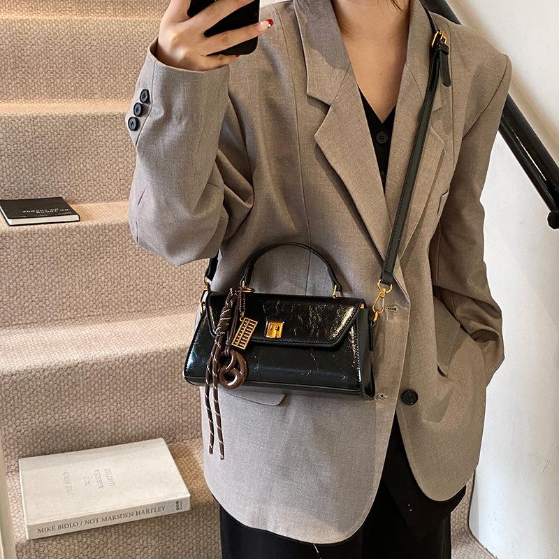 Super fire small bag women's autumn and winter retro 2025 new fashion messenger bag women's versatile portable work small square bag