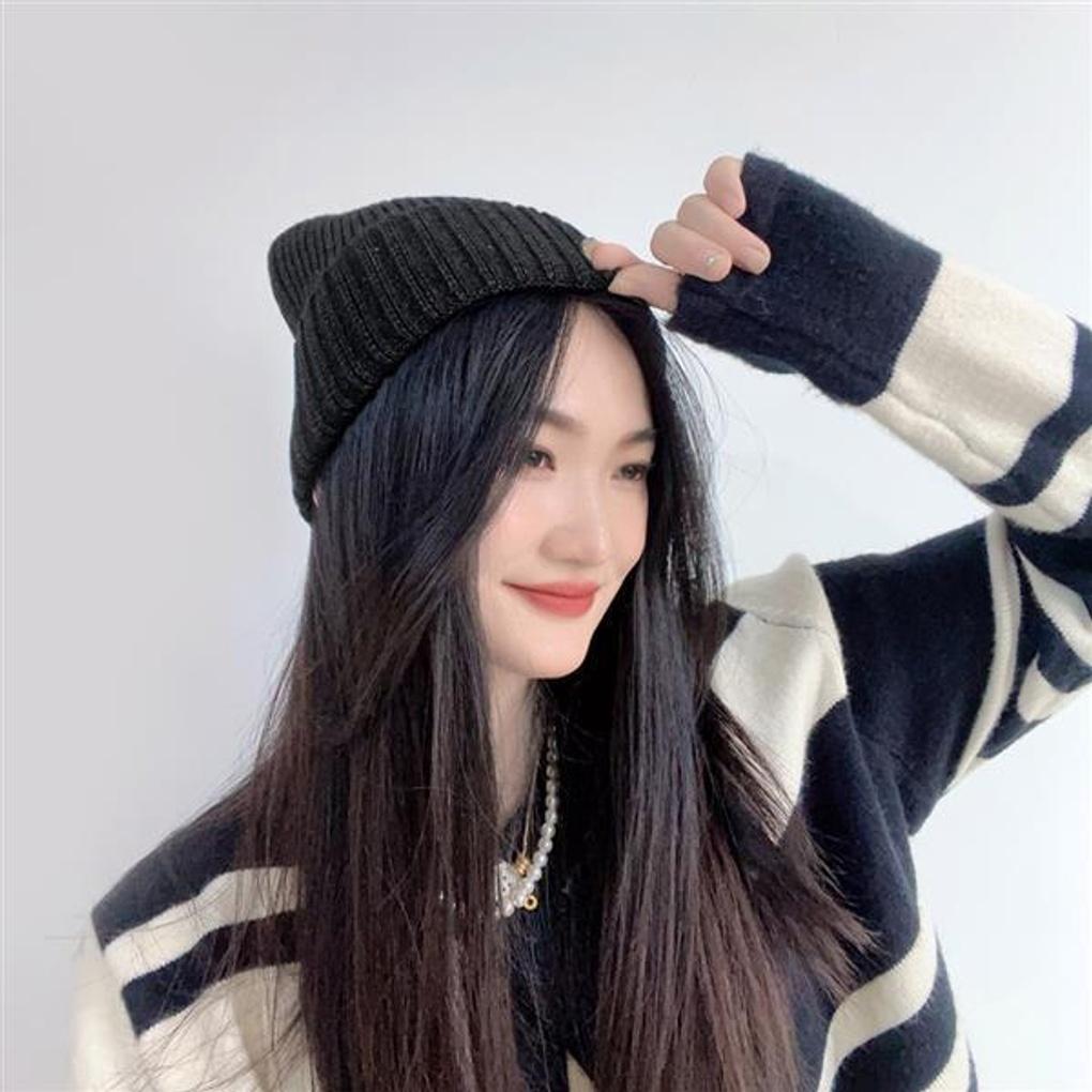 Mütze mit Bommel und Zopfmuster (schwarz)