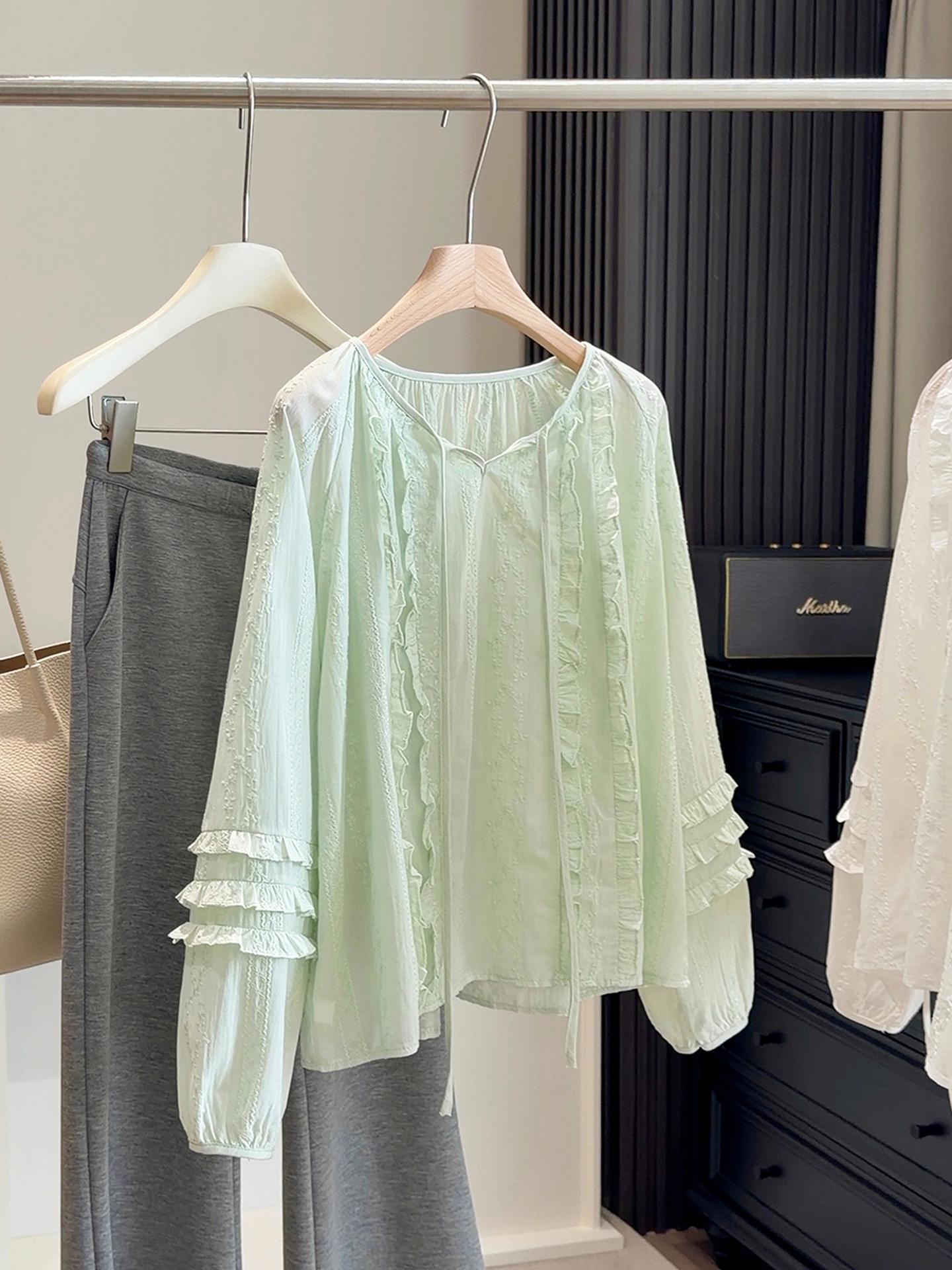 

Women s French Style Age-Reducing Long-Sleeve V-Neck Top with Ruffle Flower Patchwork and Lantern Sleeves One Size светло-зеленый