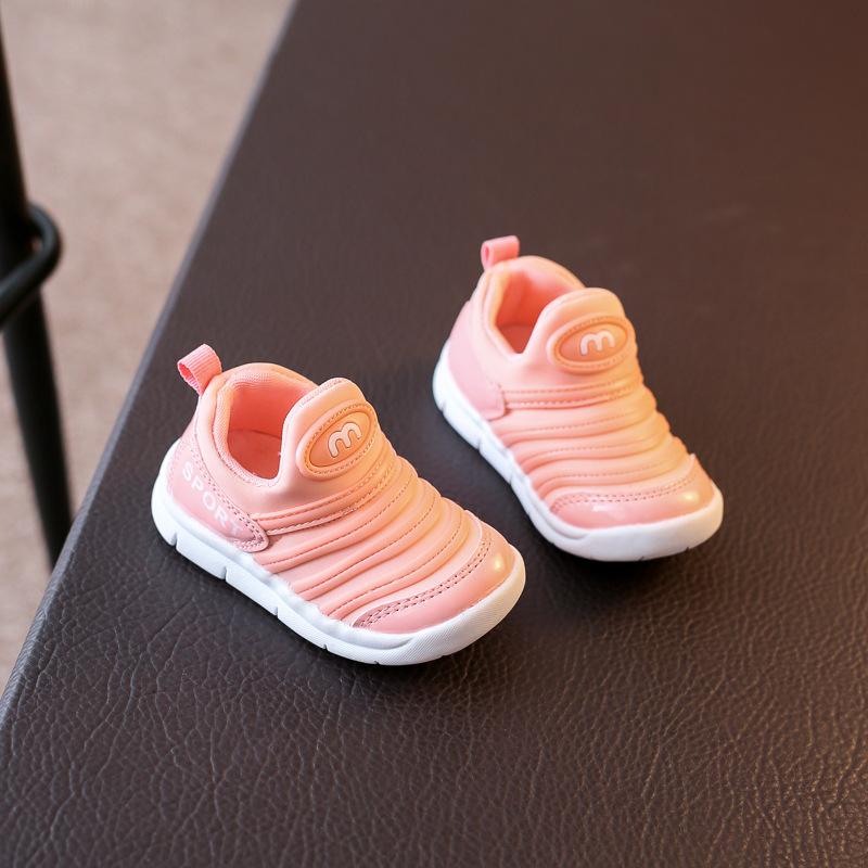Frühling und Sommer neue Jungen und Mädchen, Raupen-Kindersportschuhe, Kinder-Baby-Kleinkindschuhe mit weicher Sohle