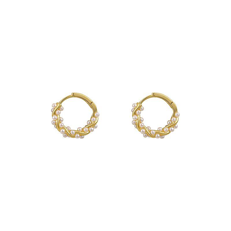 2025 New Arrival Best Selling Accessible Luxury Fancy Pearl Circle Ear Clip Earrings Female Elegant Ear Studs Niche Style Unique Earrings