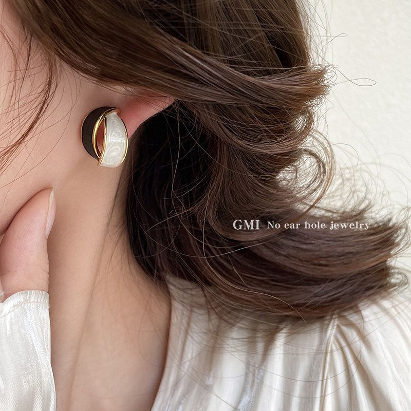 And American Style Color-Blocking Enamel Ear Clips for Women, Retro Hong Kong Style Earrings, 2026 New Model, Light Luxury, High-End Niche Ear Cuffs