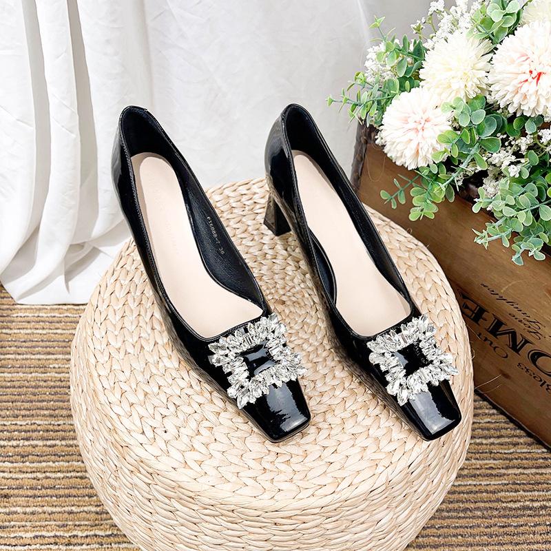 Fyrkantig klack högklackad dam sexig strass fyrkantigt spänne enkel sko lackläder grund urringning enpedal tjock dokumentär