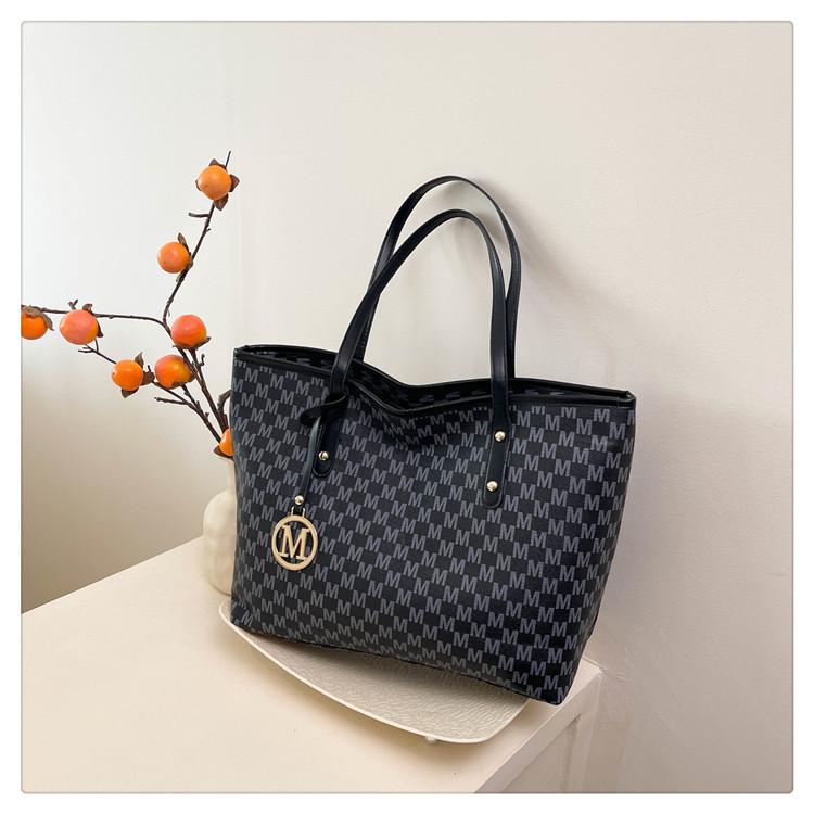 

Stylish Large-Capacity Retro Commuter Tote: Versatile Korean Shoulder Handbag 42*13*29 cm чорний