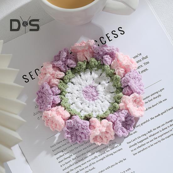 Květinový tkaný podtácek, protiskluzové držáky na kelímky, prostírání, dekorativní háčkovaná konvalinka, podložka na nápoje, opakovaně použitelný prostírání na stůl, kuchyňské doplňky.