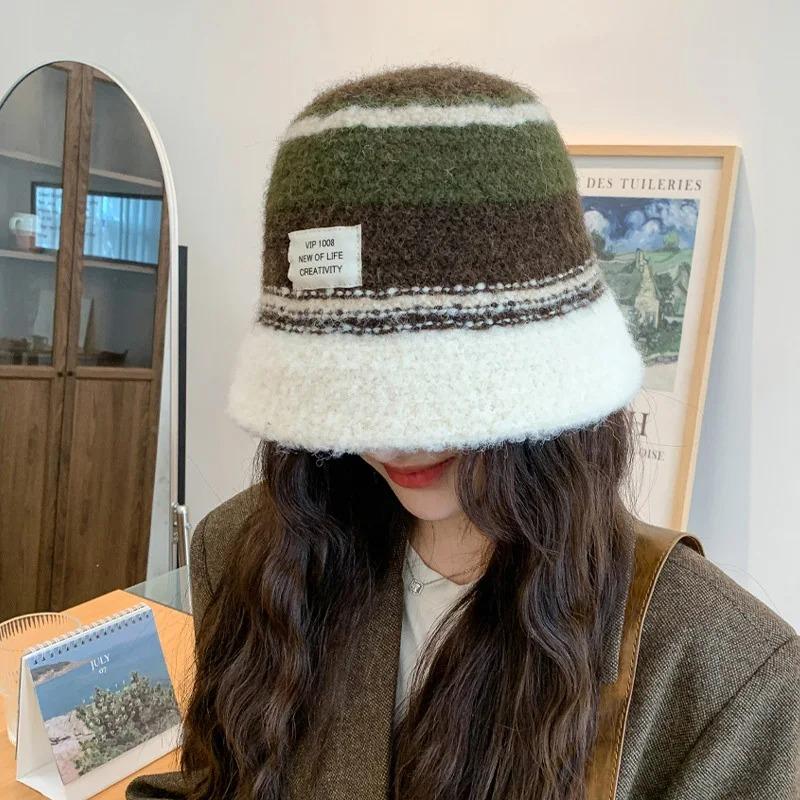 

Зимние плюшевые панамы для женщин, цветные полосатые рыболовные шапки с надписями и надписями, корейские винтажные вязаные шапки для ушей one size кофейный