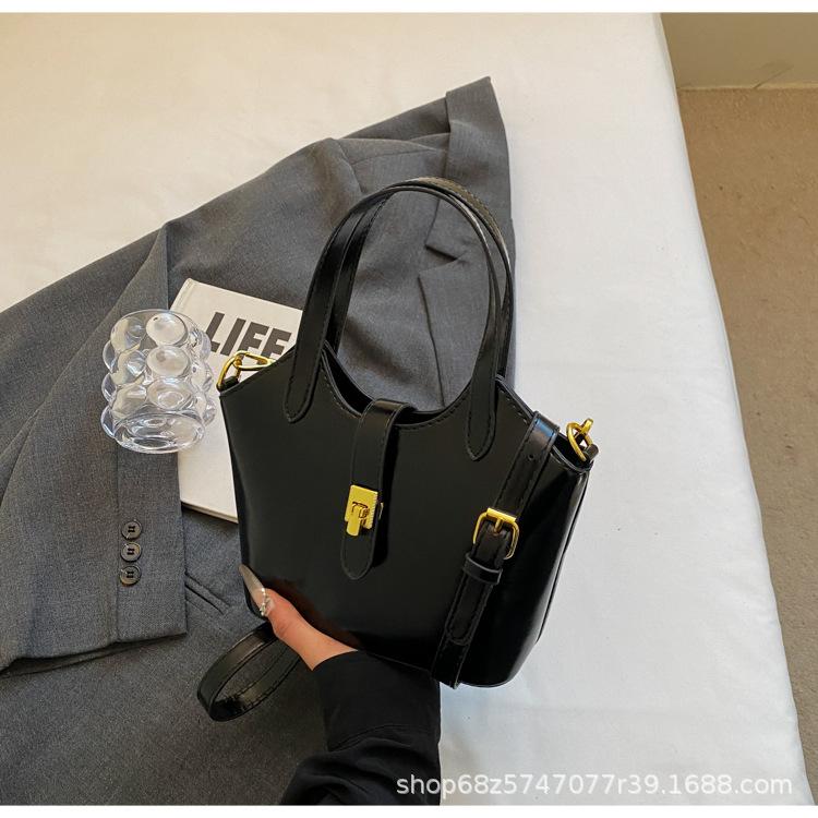 Niche Trend Shoulder Bag 2025 Spring New Bag Women's Fashion Simple Tote Bag Casual Commuter Messenger Bag