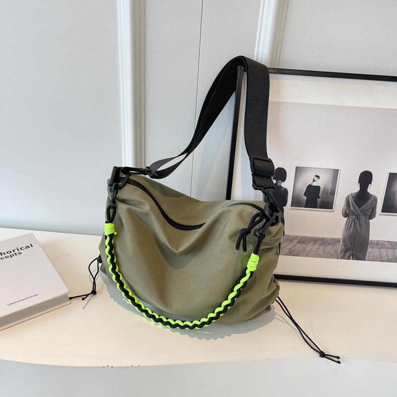 

Design sense niche fashion nylon cloth bag women s new large-capacity class bag versatile shoulder messenger bag зелёный