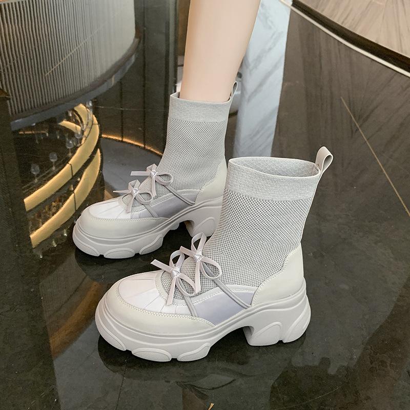 

Невысокая женщина показывает рост толстоподошвенные носки-бантики ботинки женские ботинки 2025 осень и зима новые милый и крутой ветер пэчворк на высоком каблуке модные короткие ботинки 40 серый