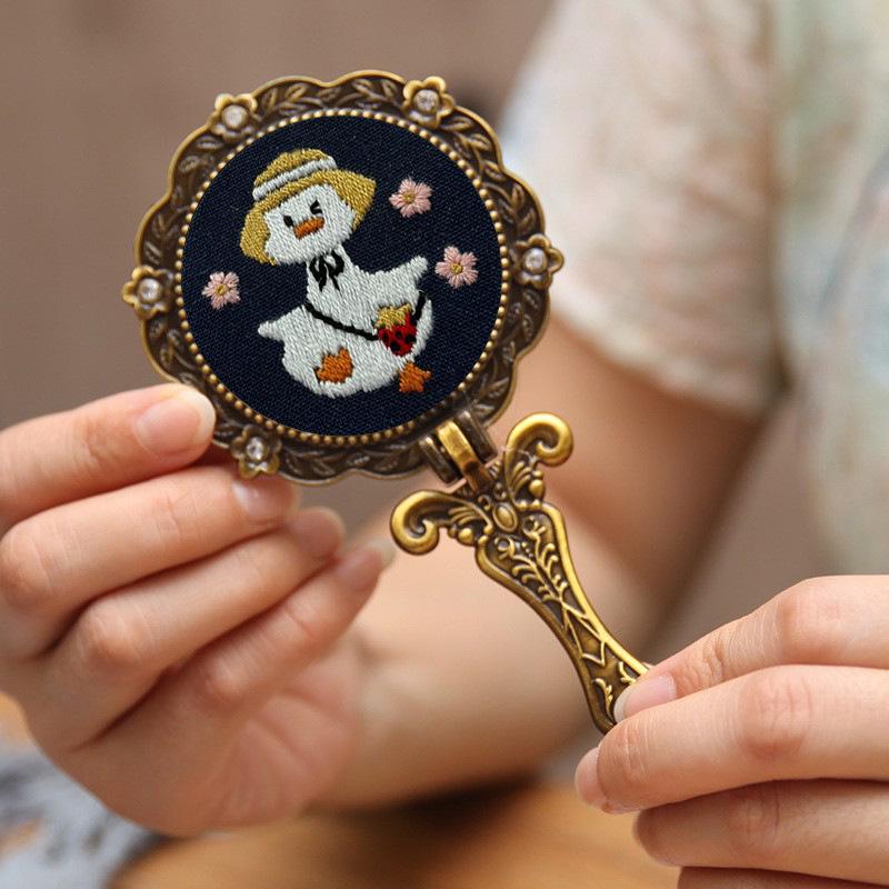 DIY Retro Výšivkový Skládací Kosmetický Zrcátko Kit: Roztomilý starobylý styl vhodný pro začátečníky