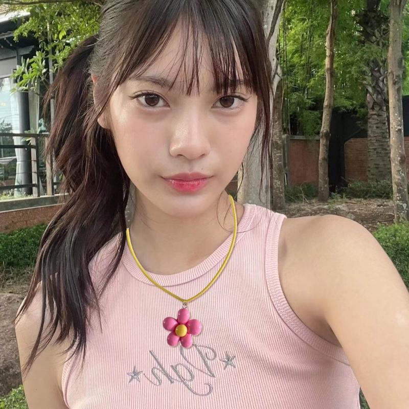 Cute Flower Necklace Colorful Pendant Necklace Romance Neck Jewelry Acrylic Material Gift for Girls and Youthful Women