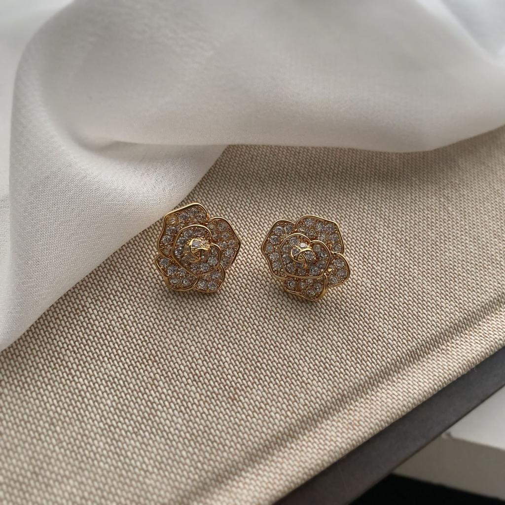 Advanced Sense Super Flash Light Luxury Design Temperament Fashion Silver Needle Earrings Sweet Camellia Exquisite Earrings