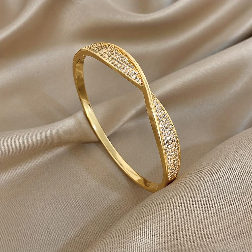 Luxury Twisted Interlaced Synthetic Zirconia Clasp Bracelet Sleek and Streamlined Thin Metal Bracelet Shining Elegant Women's Bracelet Daily Commute,