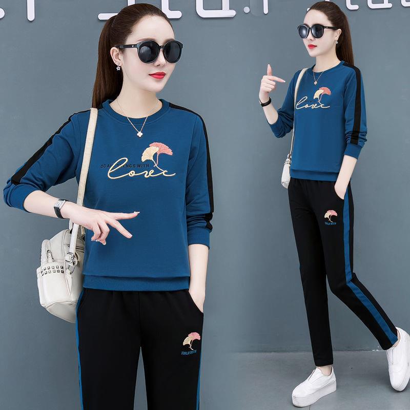 Completo casual con felpa girocollo da donna - Outfit elegante e alla moda per la primavera/autunno con pantaloni slim-fit.