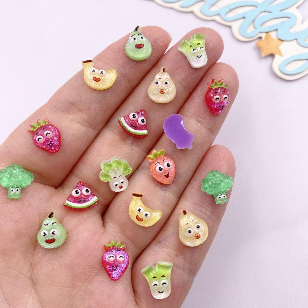 50 pièces Résine Coloré Paillettes Dessin Animé Fraise Banane Radis Fruit Ongles Art Strass à Dos Plat Applique Bricolage Scrapbook Artisanat